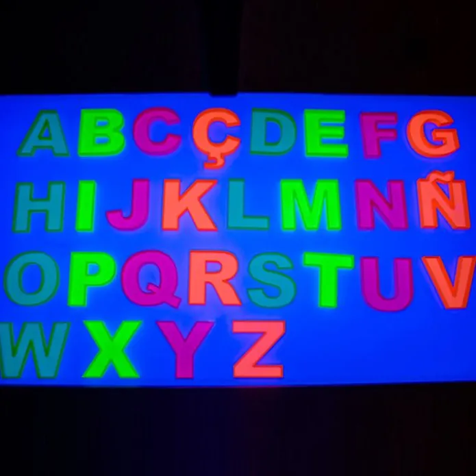 Alfabeto letras mayúsculas rellenables fluorescentes 7 cm (28) - Sumando Momentos