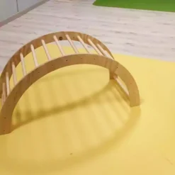 Arco de madera con barrotes para escalada - Pikler