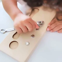 Base madera con llave inglesa y tornillos - Montessori
