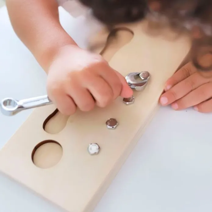 Base madera con llave inglesa y tornillos - Montessori