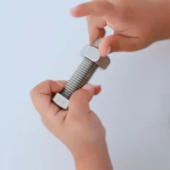 Base madera con tuercas y tornillos - Montessori