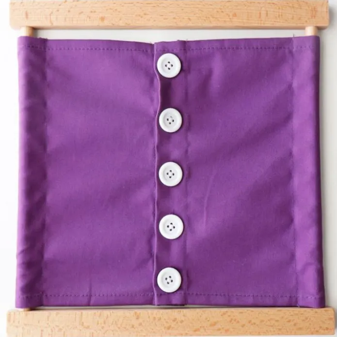 Bastidor de madera con botones grandes - Montessori