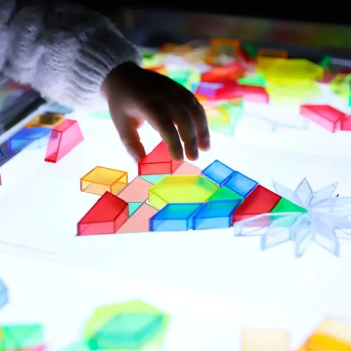 Bloques geométricos de colores translúcidos (180) - TickiT