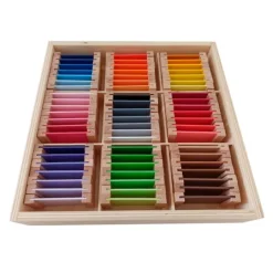 Caja de color III con 63 tablas de colores de madera - Montessori
