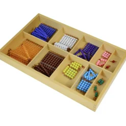 Caja de madera con cadenas y cuadrados de perlas - Montessori