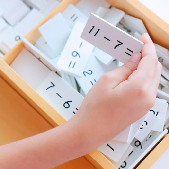 Caja de madera grande con operaciones para restar - Montessori