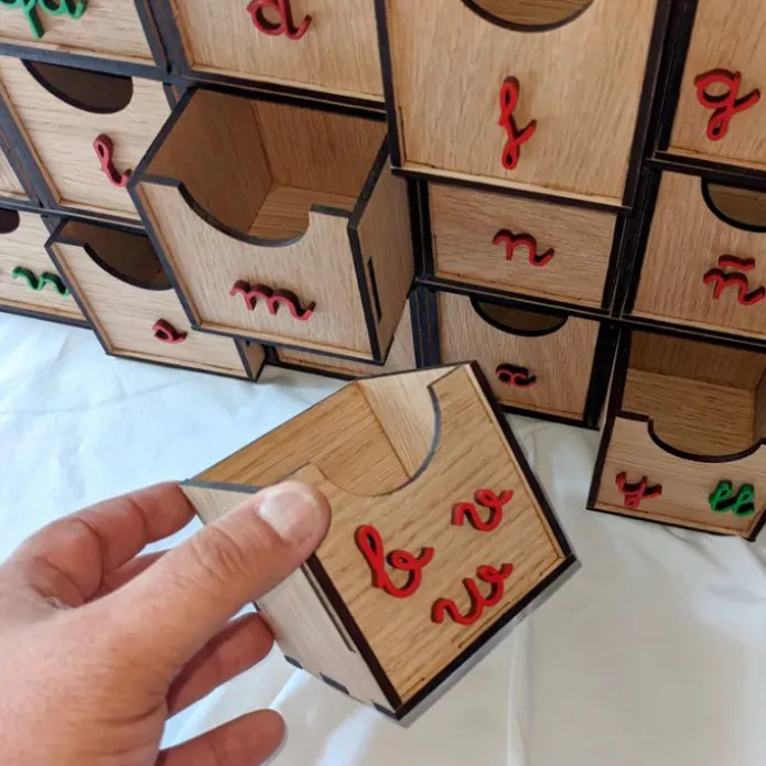 Caja de madera para clasificar sonidos Montessori mayúsculas y minúsculas - R-cre@