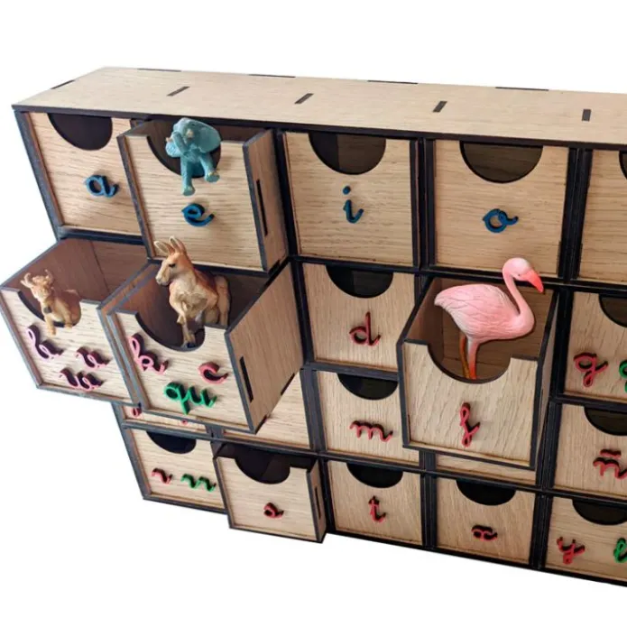 Caja de madera para clasificar sonidos Montessori mayúsculas y minúsculas - R-cre@