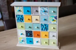 Cajonera de madera con 25 cajones pequeños - Artemio