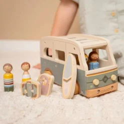 Caravana de madera con 4 muñecos - Little Dutch
