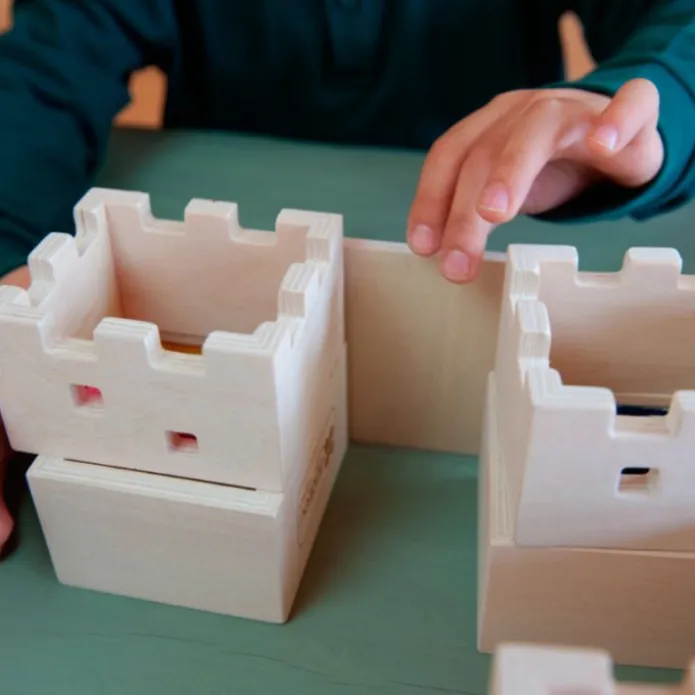 Castillo de madera con ventanas translúcidas 19 piezas - Andreu Toys