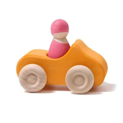 Coche de madera amarillo con muñeco - Grimm's