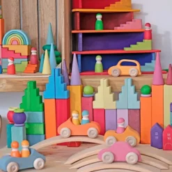 Coche de madera naranja con muñecos - Grimm's