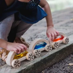 Coche de madera sensorial con líquido rojo - PlanToys