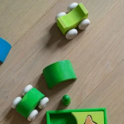 Coches de madera apilables verdes (2) - Grimm's