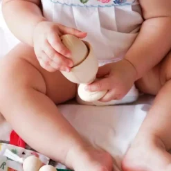 Copa y huevo de madera Montessori - Mamáluz