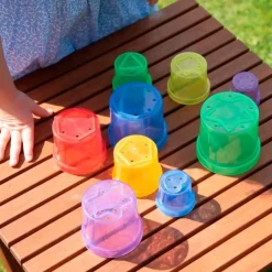 Cubos apilables con orificios para agua de colores translúcidos (9) - TickiT