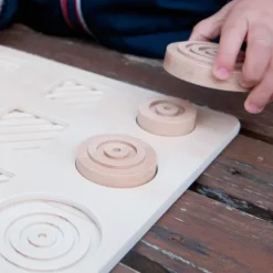Encajable de madera sensorial formas geométricas y texturas - Andreu Toys