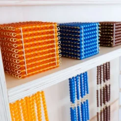 Gabinete de madera con material completo de perlas - Montessori