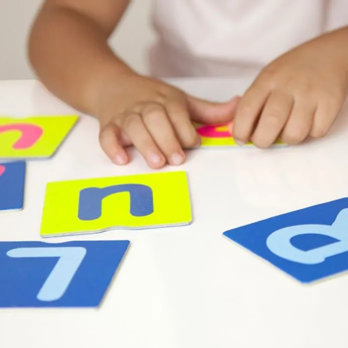 Juego sensorial: Tacto fichas letras y signos - Akros