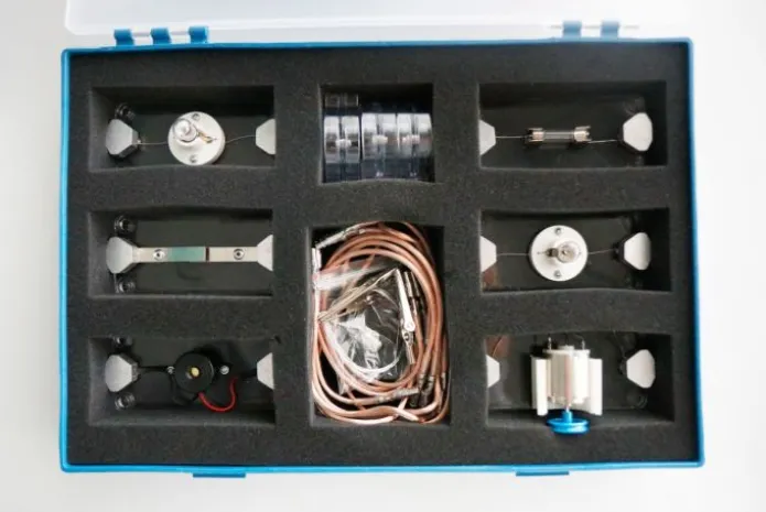 Kit de electricidad con conexiones magnéticas - Commotion Distribution