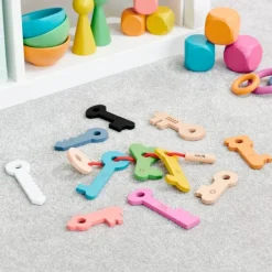 Llaves de madera para enhebrar y contar (12) - TickiT