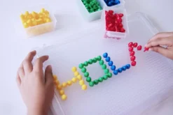 Maletín Pegs con pinchos de colores de 1 cm - Miniland