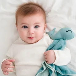 Muñeco Doudou de algodón orgánico Ballena - aPunt Barcelona