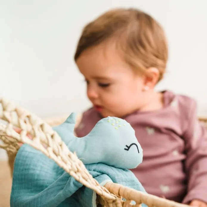 Muñeco Doudou de algodón orgánico Ballena - aPunt Barcelona