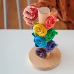 Organizador de madera para encajar y clasificar aros colores arcoíris - Grimm's