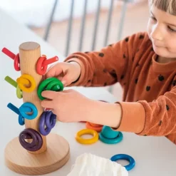 Organizador de madera para encajar y clasificar aros colores arcoíris - Grimm's