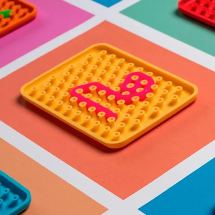 Panel sensorial azul con 2 gusanos - Wiggly Toy