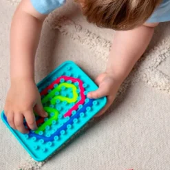 Panel sensorial rosa con 2 gusanos - Wiggly Toy