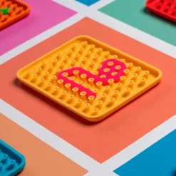 Panel sensorial rosa con 2 gusanos - Wiggly Toy