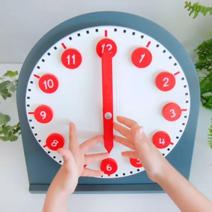 Reloj de madera con manillas móviles - Montessori