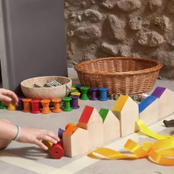 Set de muñecos Nins® y casas de madera colores arcoíris - Grapat