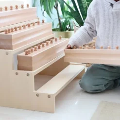 Stand de madera para cilindros con botón - Montessori