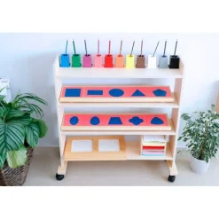 Stand de madera para resaques metálicos - Montessori