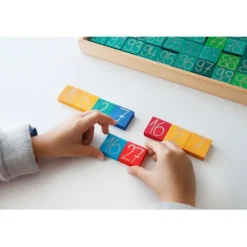 Tabla con fichas de madera para multiplicar y contar - Grimm's