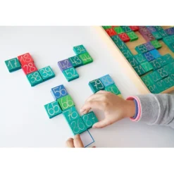 Tabla con fichas de madera para multiplicar y contar - Grimm's