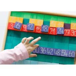 Tabla con fichas de madera para multiplicar y contar - Grimm's