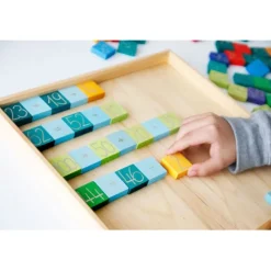Tabla con fichas de madera para multiplicar y contar - Grimm's