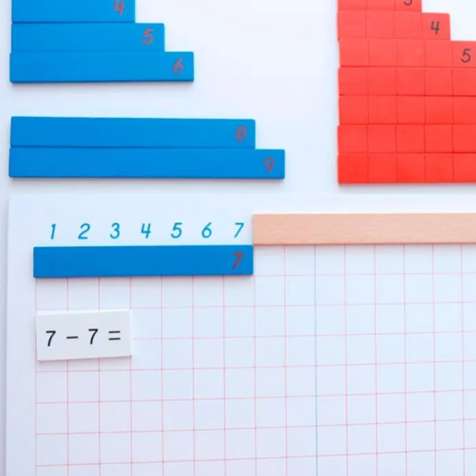 Tabla de la resta con piezas de madera - Montessori