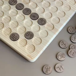 Tabla y fichas con números de madera para matemáticas - Ösbru