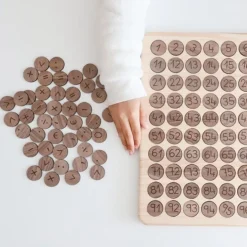 Tabla y fichas con números de madera para matemáticas - Ösbru