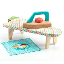 Tabla y plancha de madera de sobremesa con ropa - Djeco